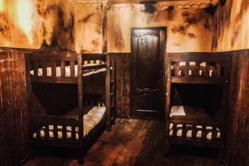 DAS VERLASSENE WAISENHAUS