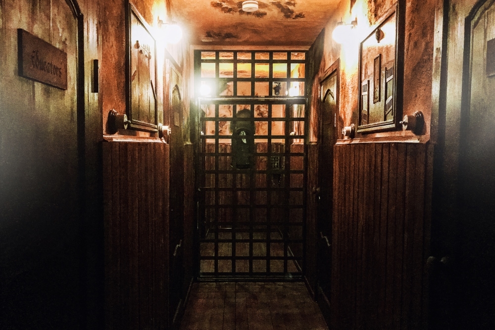 DAS VERLASSENE WAISENHAUS